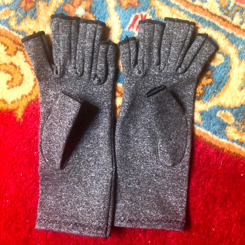 Compression gloves